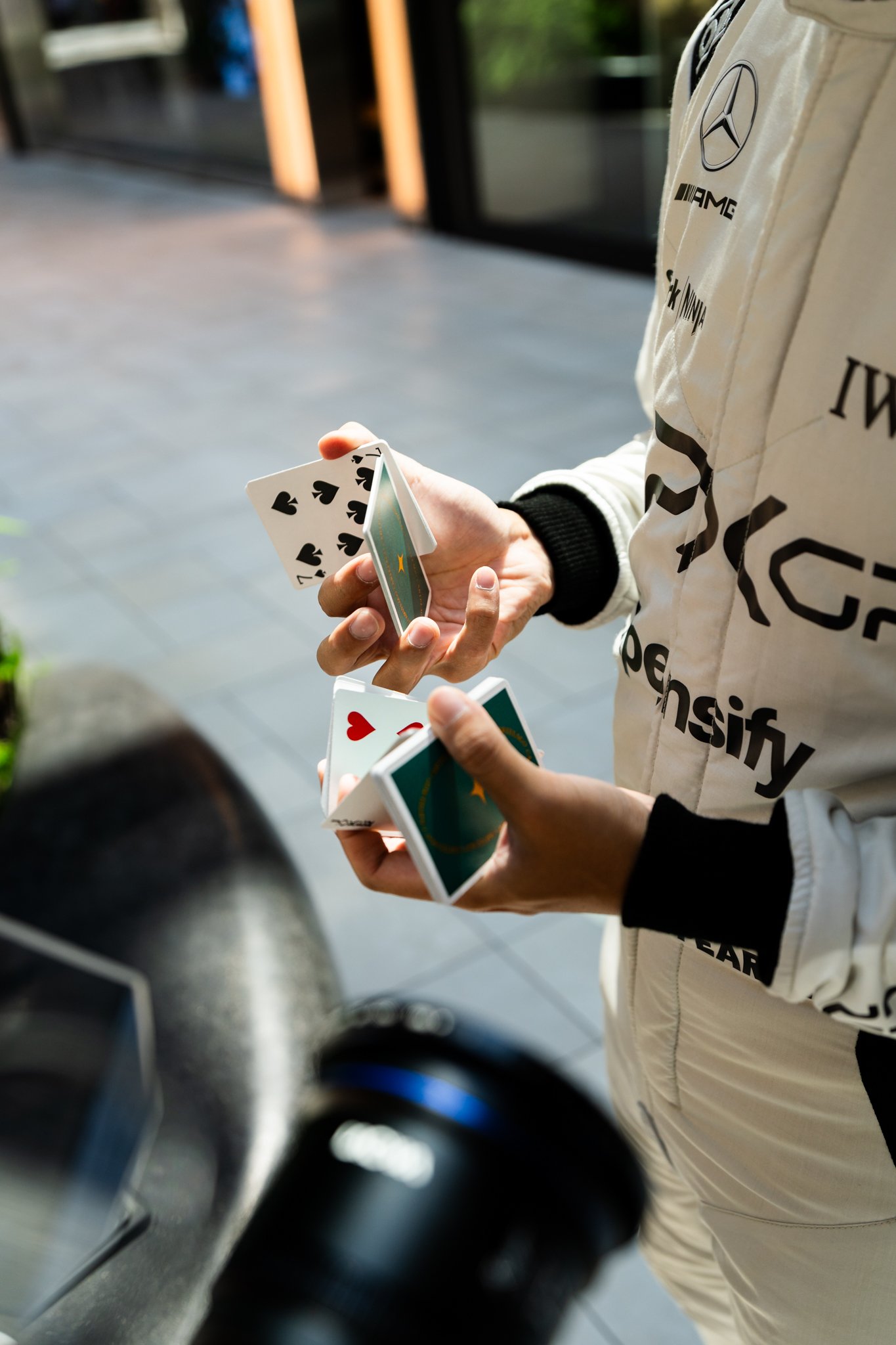 Cardistry avec les cartes à jouer Cartelago