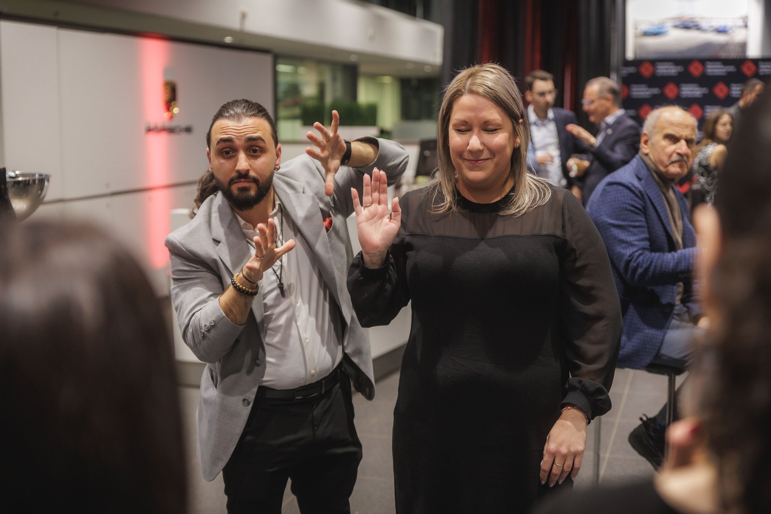 Invités réagissant à un effet de magie