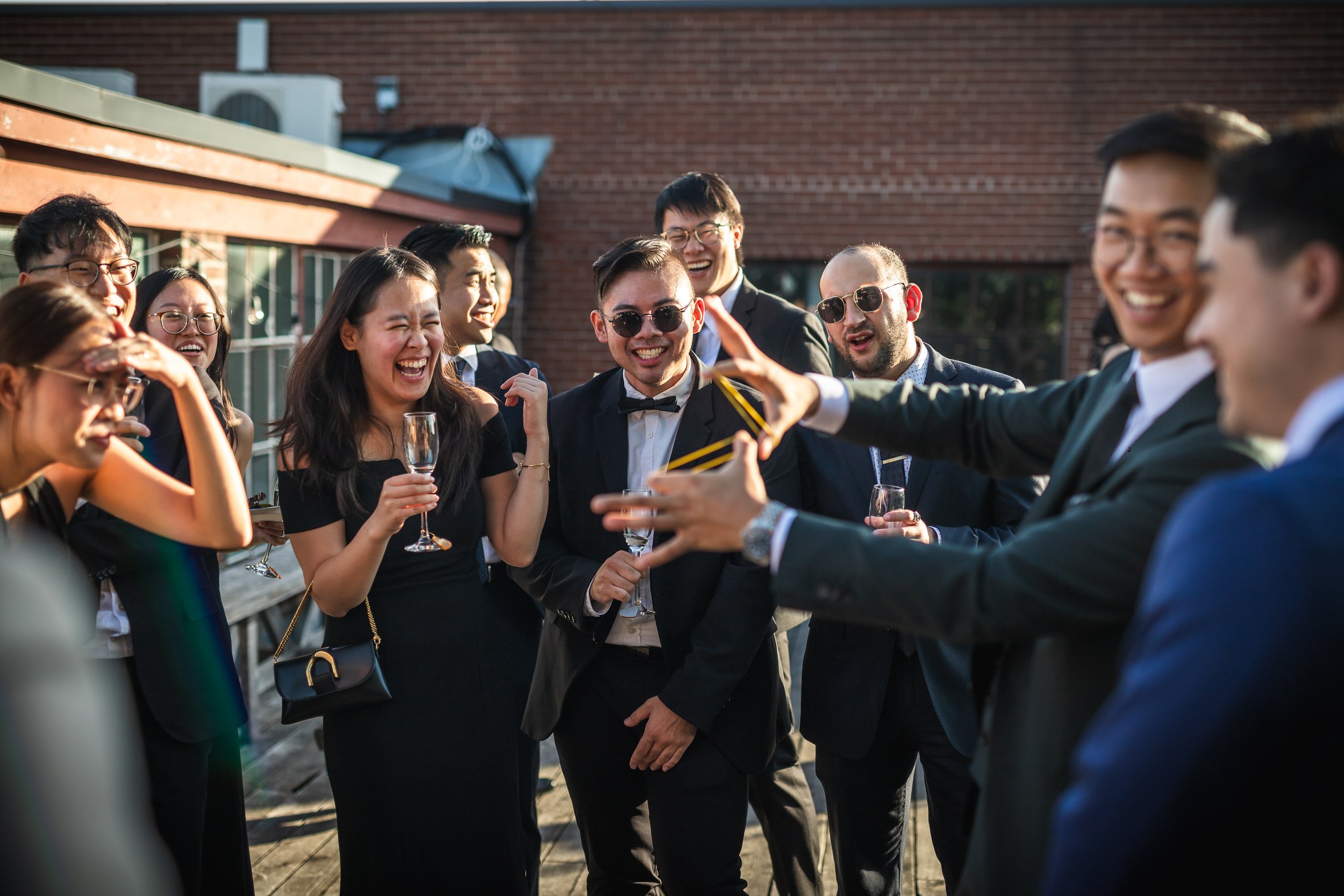 Bao présente de la magie pour des invités de mariage