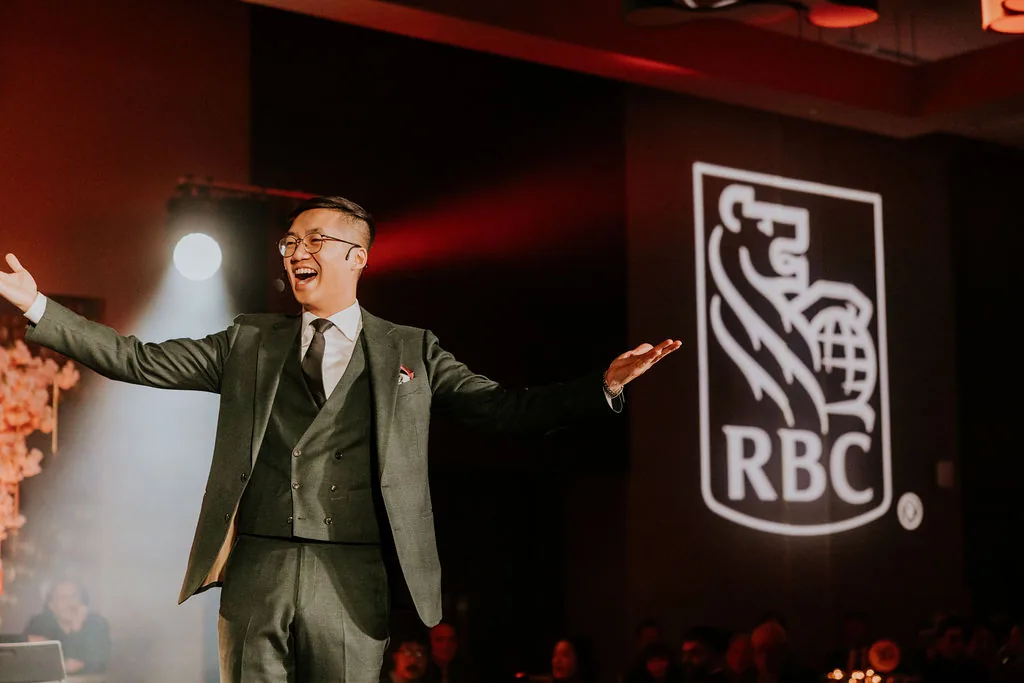 Bao sur scène qui dynamise la salle lors d’un gala RBC
