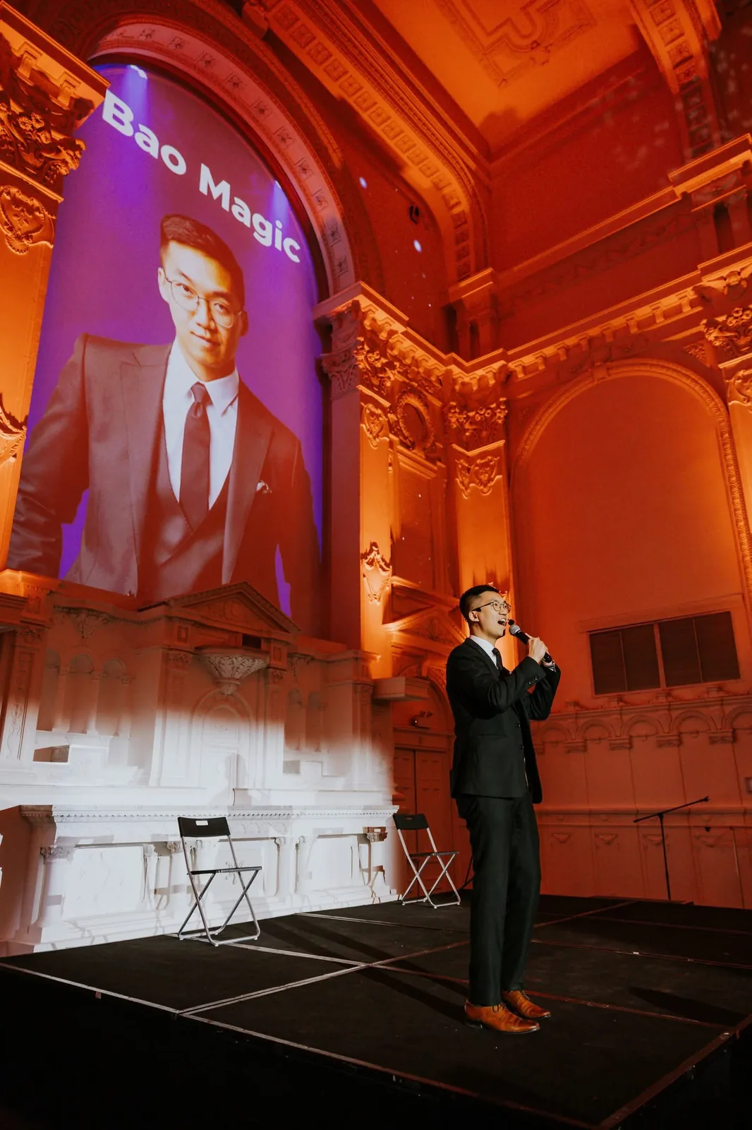 Bao présente son spectacle sur scène lors d’un gala